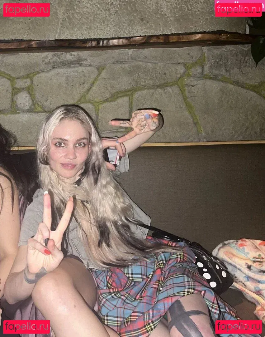 Grimes Onlyfans Photo Gallery 