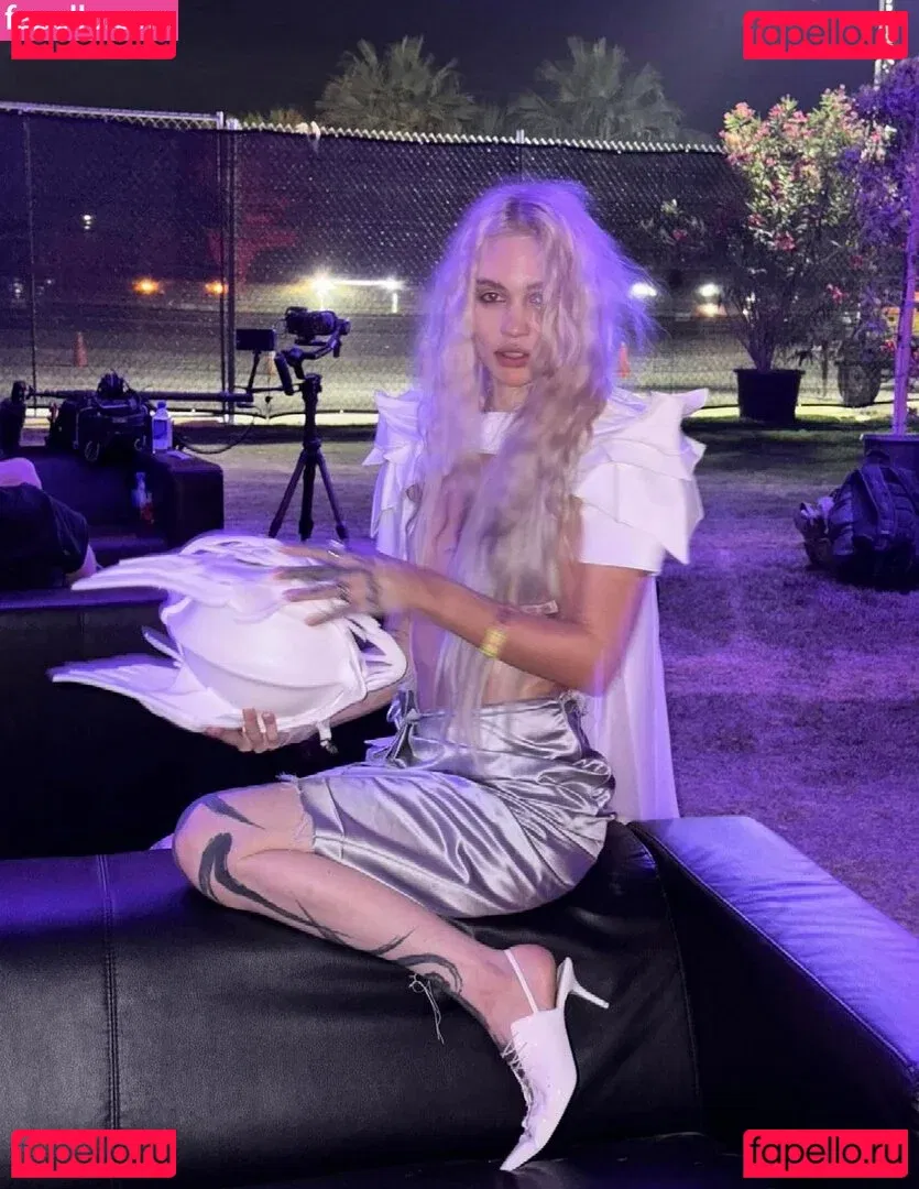 Grimes Onlyfans Photo Gallery 