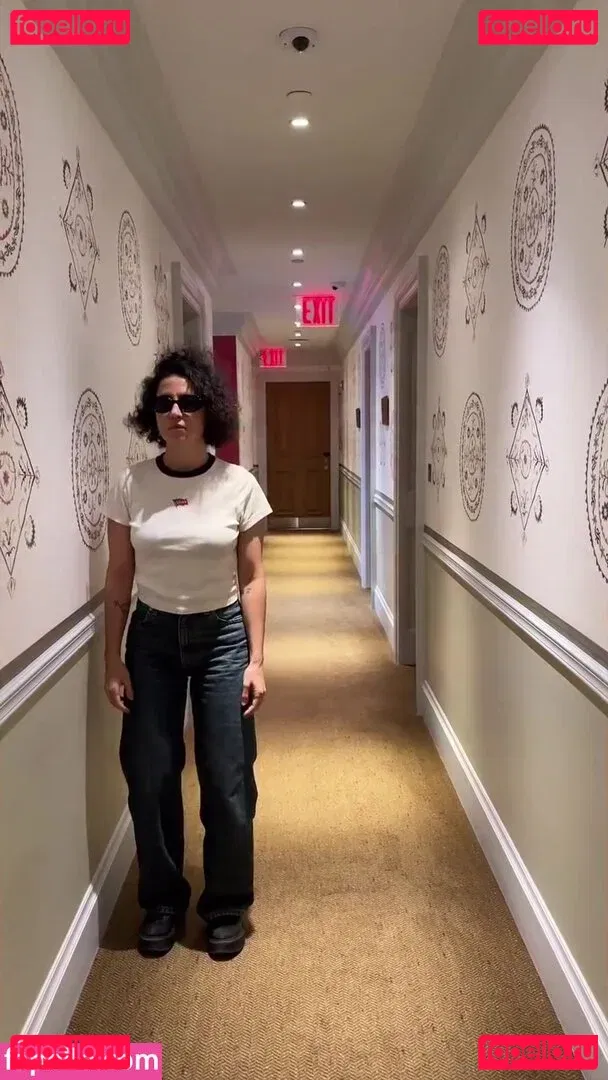 Ilana Glazer Onlyfans Photo Gallery 