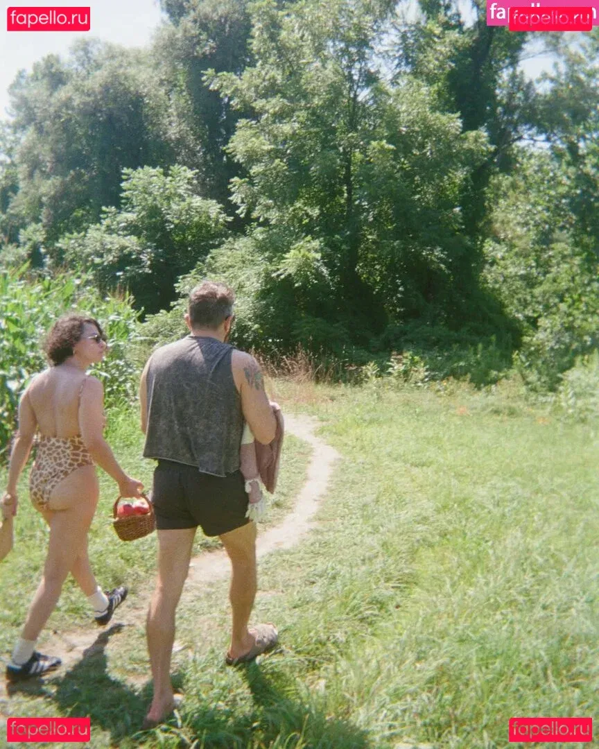 Ilana Glazer Onlyfans Photo Gallery 