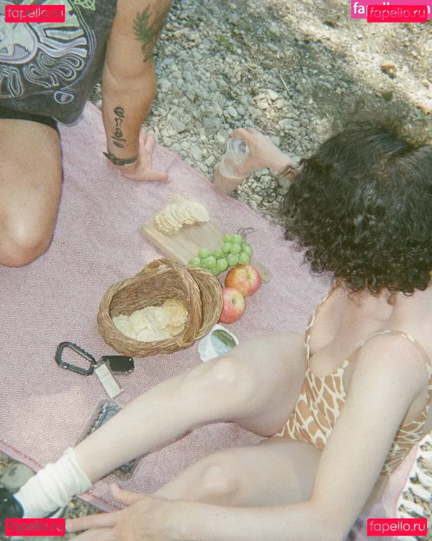 Ilana Glazer Onlyfans Photo Gallery 