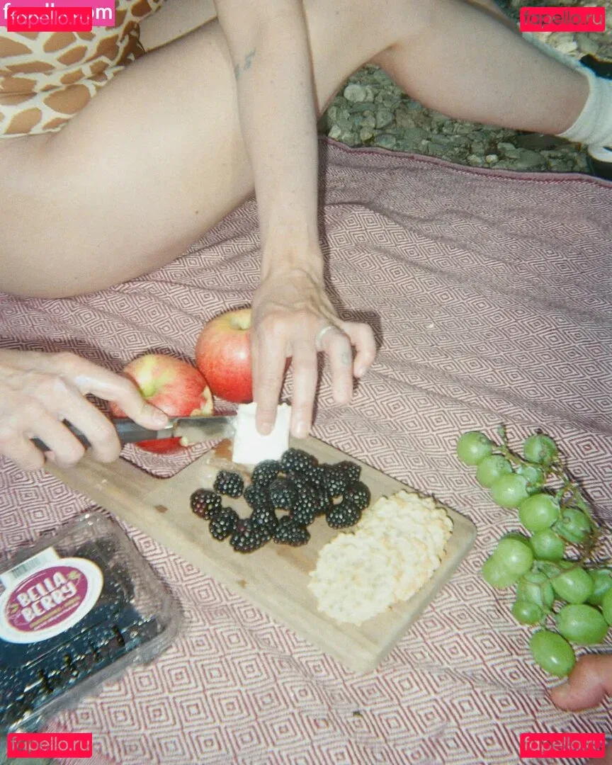 Ilana Glazer Onlyfans Photo Gallery 