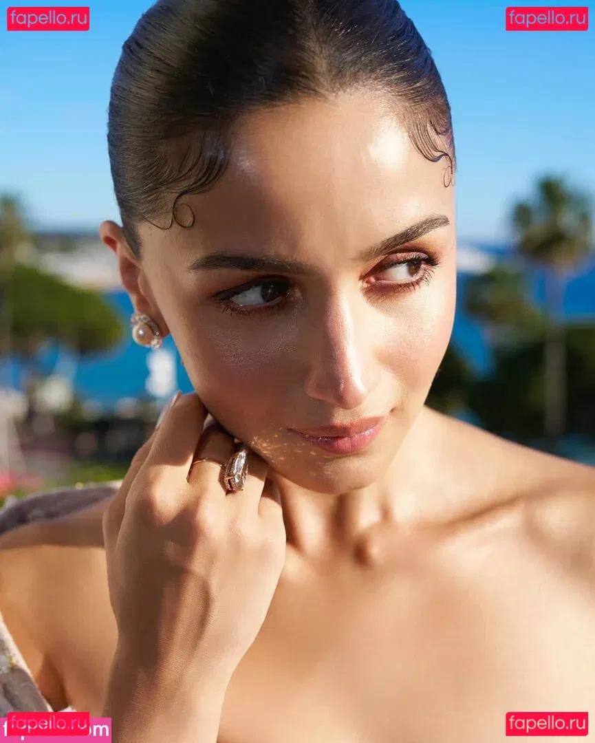 Alia Bhatt Onlyfans Photo Gallery 