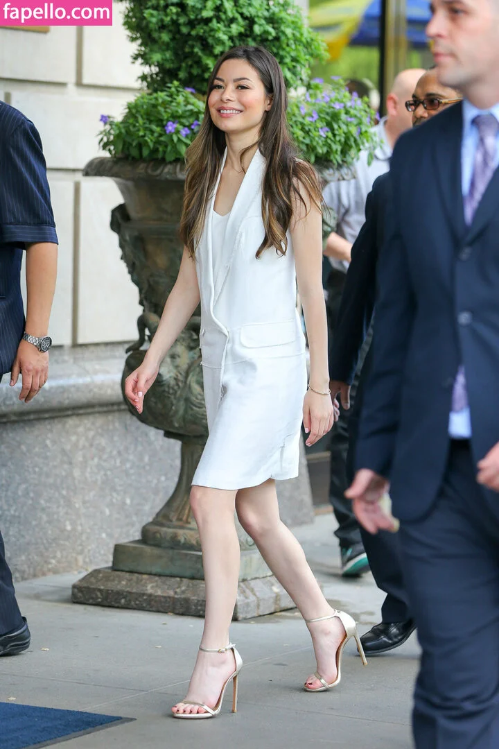 Miranda Cosgrove Onlyfans Photo Gallery 