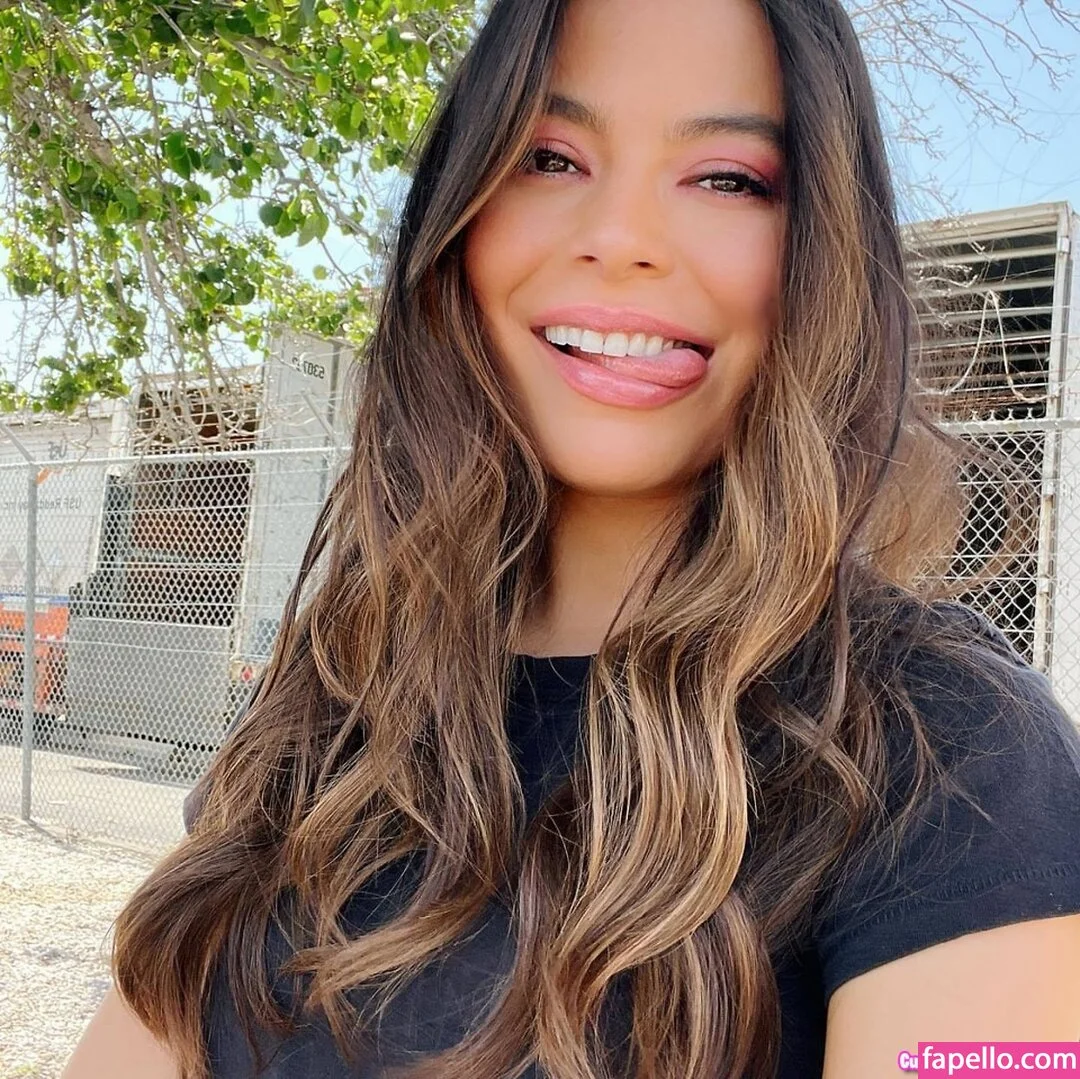 Miranda Cosgrove Onlyfans Photo Gallery 