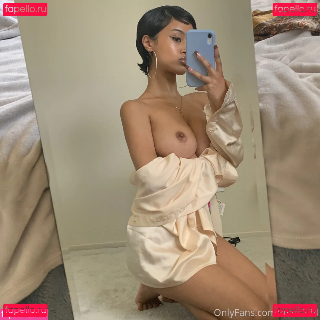 Sonson 손손 Onlyfans Photo Gallery 