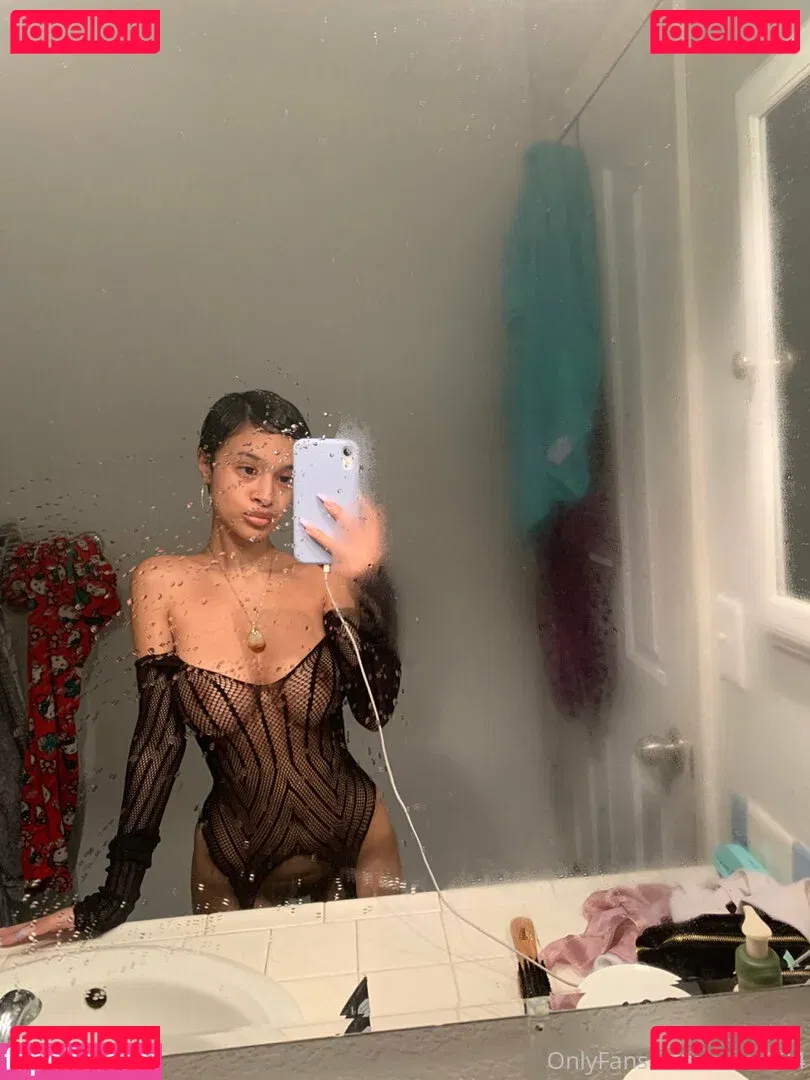 Sonson 손손 Onlyfans Photo Gallery 