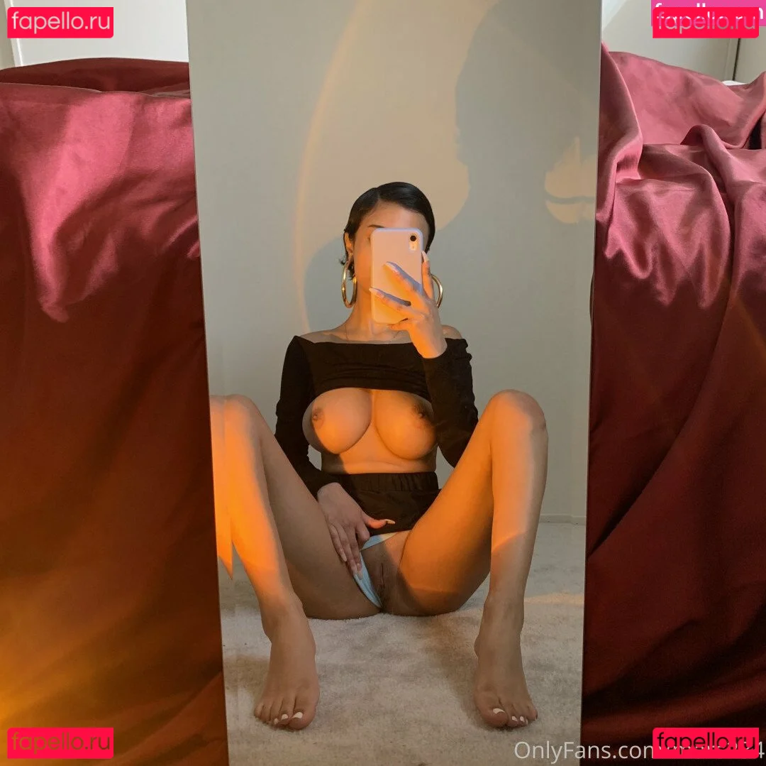 Sonson 손손 Onlyfans Photo Gallery 