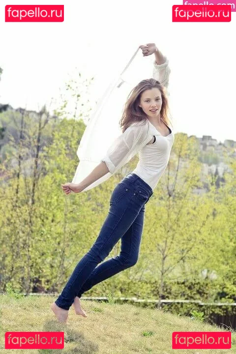 Kristine Froseth Onlyfans Photo Gallery 