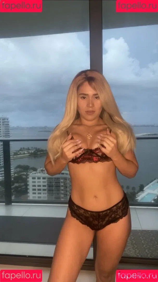 playgirlcarli18 Onlyfans Photo Gallery 