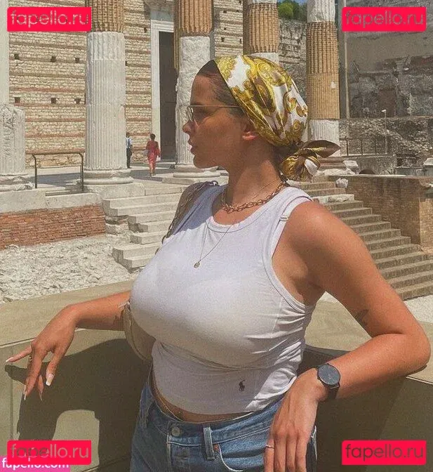 Lucile Onlyfans Photo Gallery 