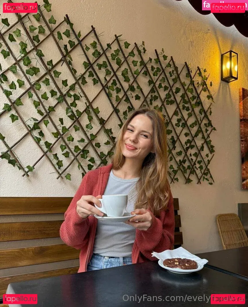 evelyn_lovve Onlyfans Photo Gallery 