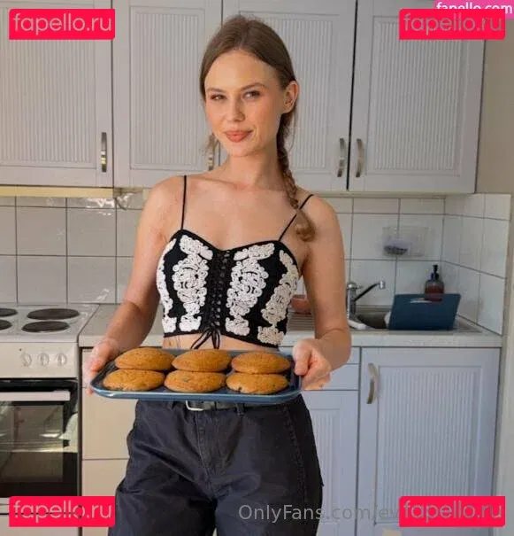 evelyn_lovve Onlyfans Photo Gallery 