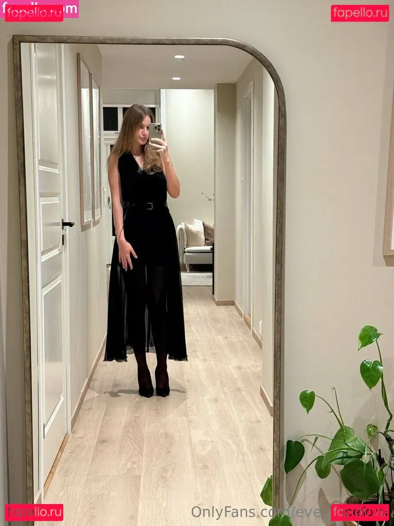 evelyn_lovve Onlyfans Photo Gallery 