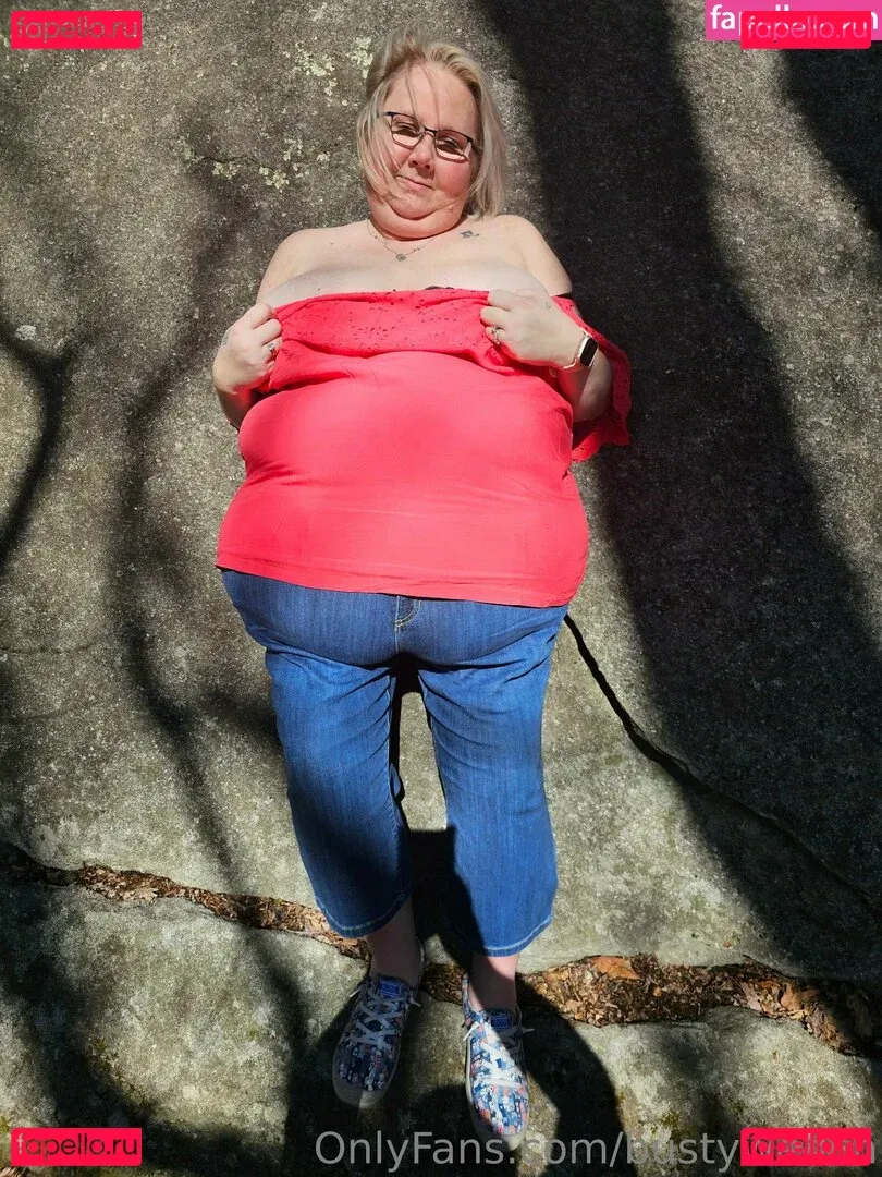 bustywench Onlyfans Photo Gallery 