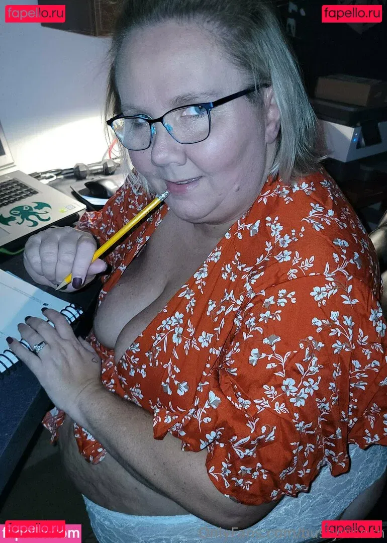 bustywench Onlyfans Photo Gallery 