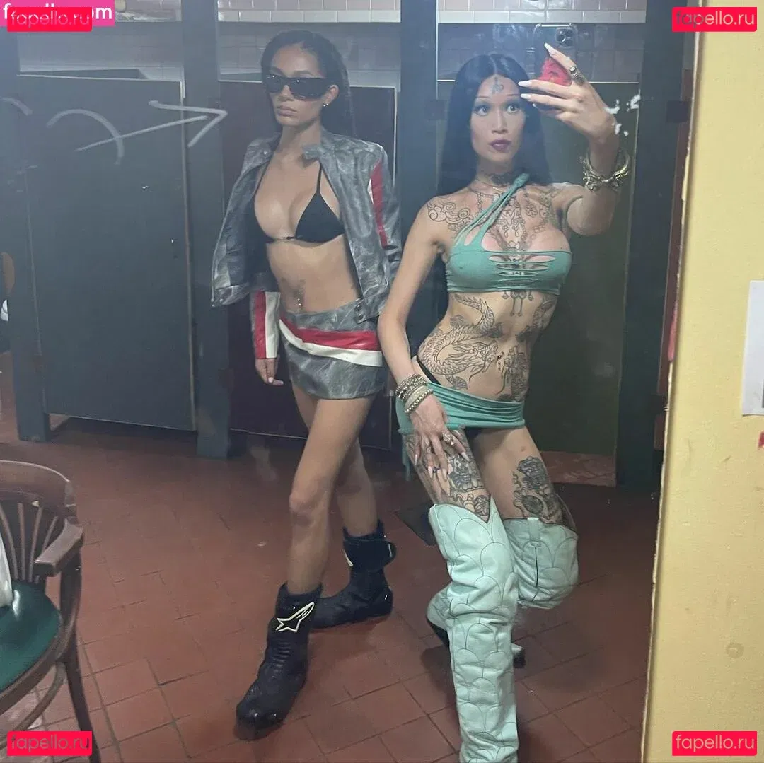 tightcorsetloosemorals Onlyfans Photo Gallery 