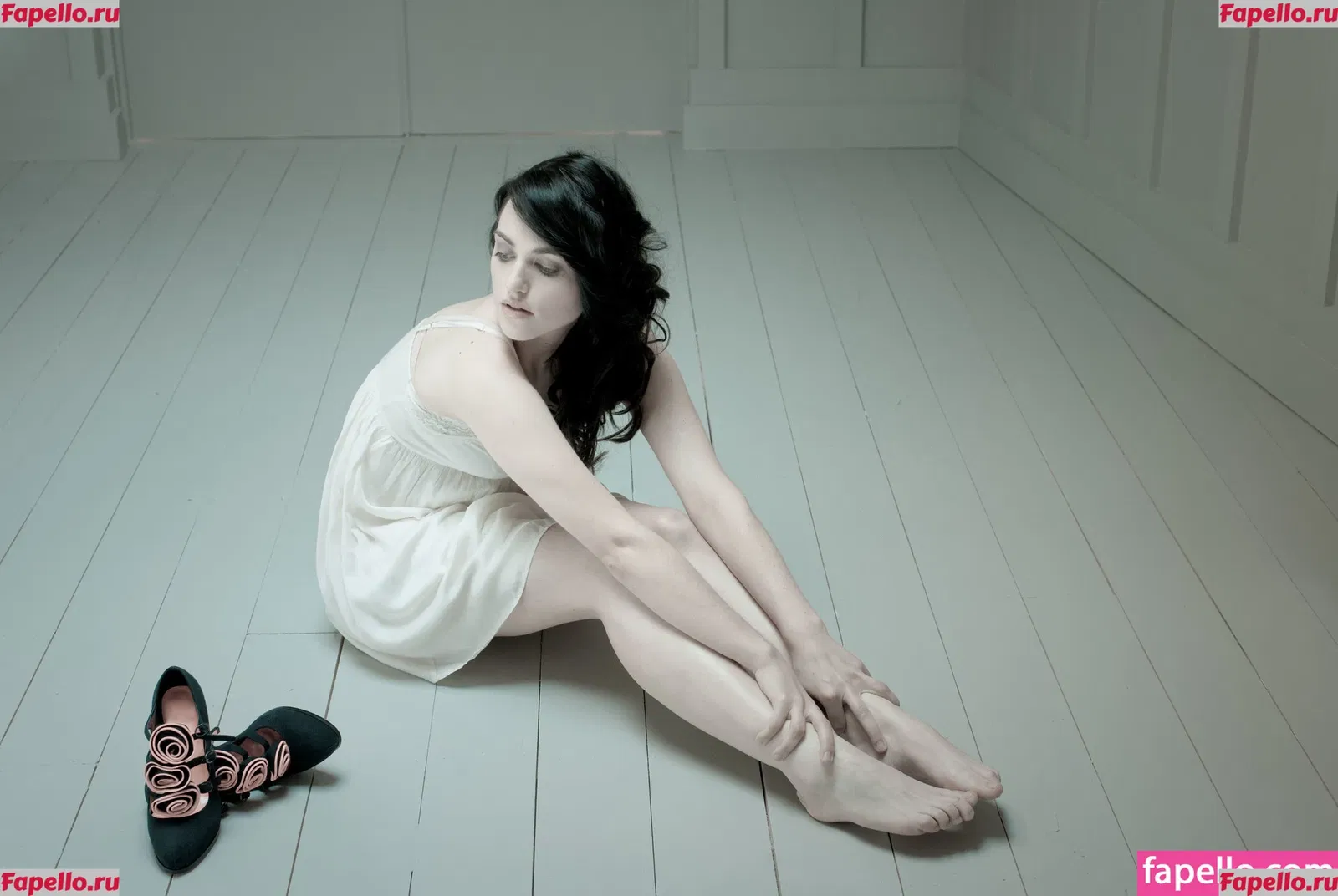 Katie McGrath Onlyfans Photo Gallery 