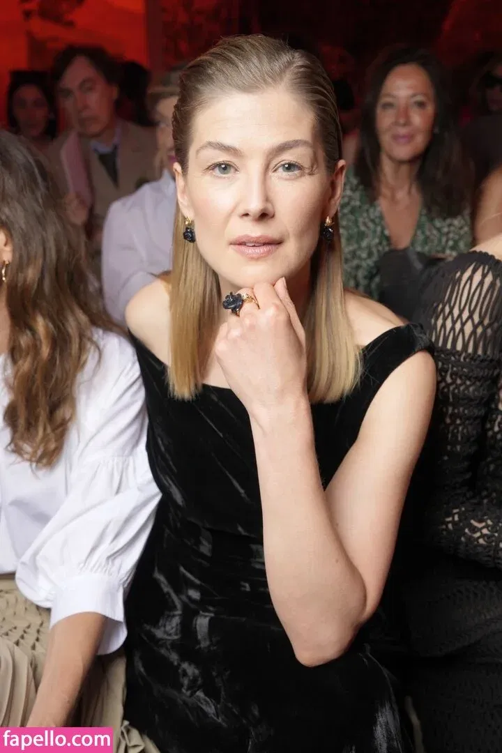 Rosamund Pike Onlyfans Photo Gallery 