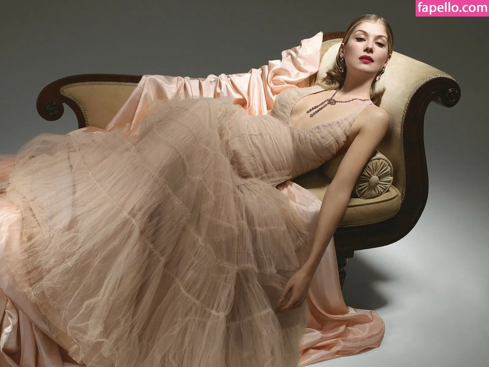 Rosamund Pike Onlyfans Photo Gallery 