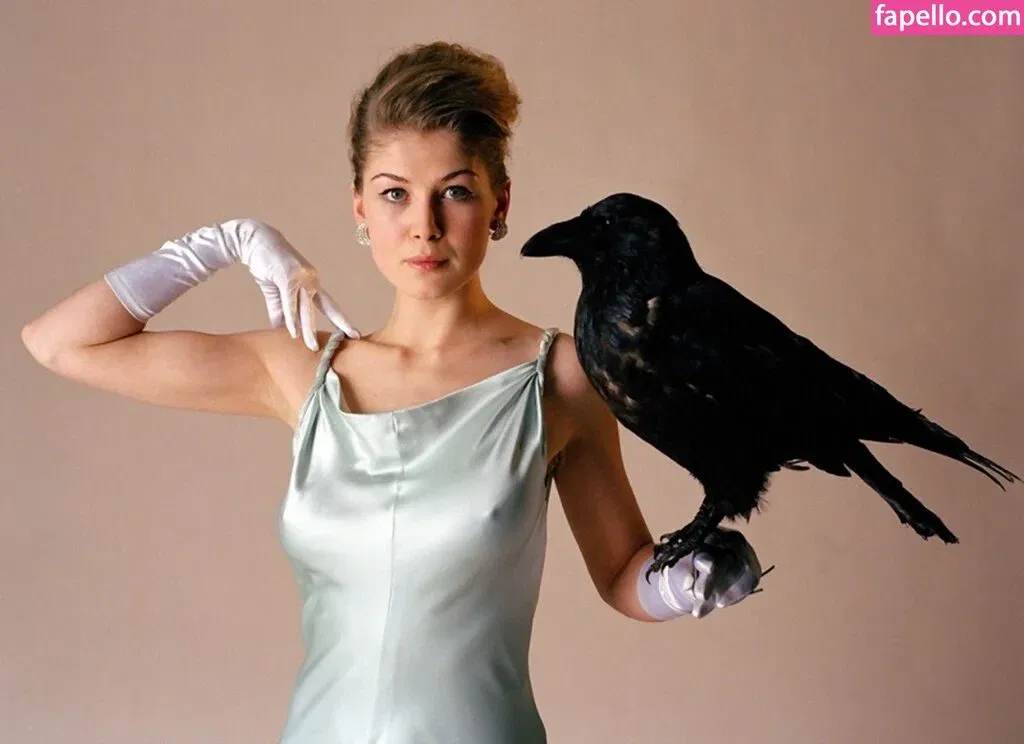 Rosamund Pike Onlyfans Photo Gallery 