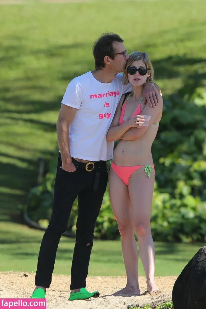 Rosamund Pike Onlyfans Photo Gallery 