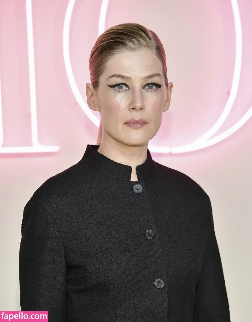 Rosamund Pike Onlyfans Photo Gallery 