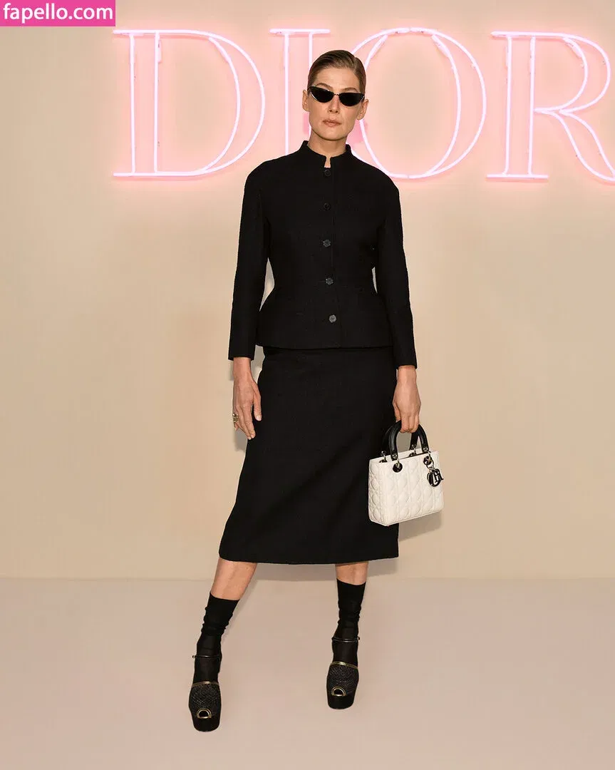 Rosamund Pike Onlyfans Photo Gallery 