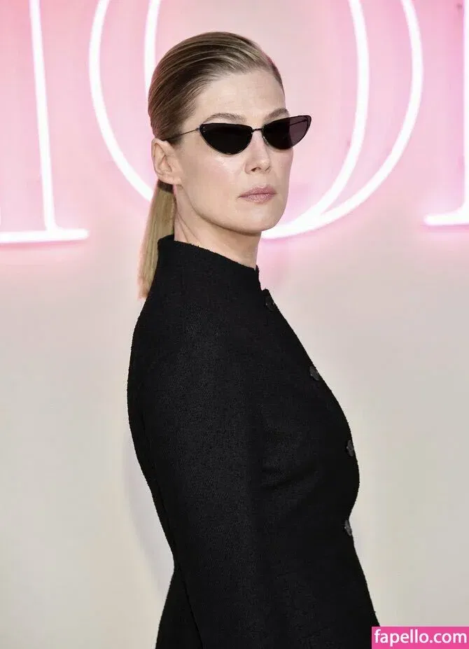 Rosamund Pike Onlyfans Photo Gallery 