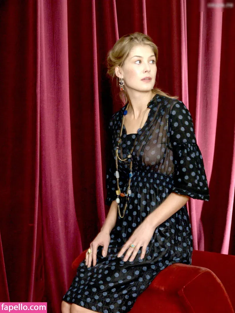 Rosamund Pike Onlyfans Photo Gallery 