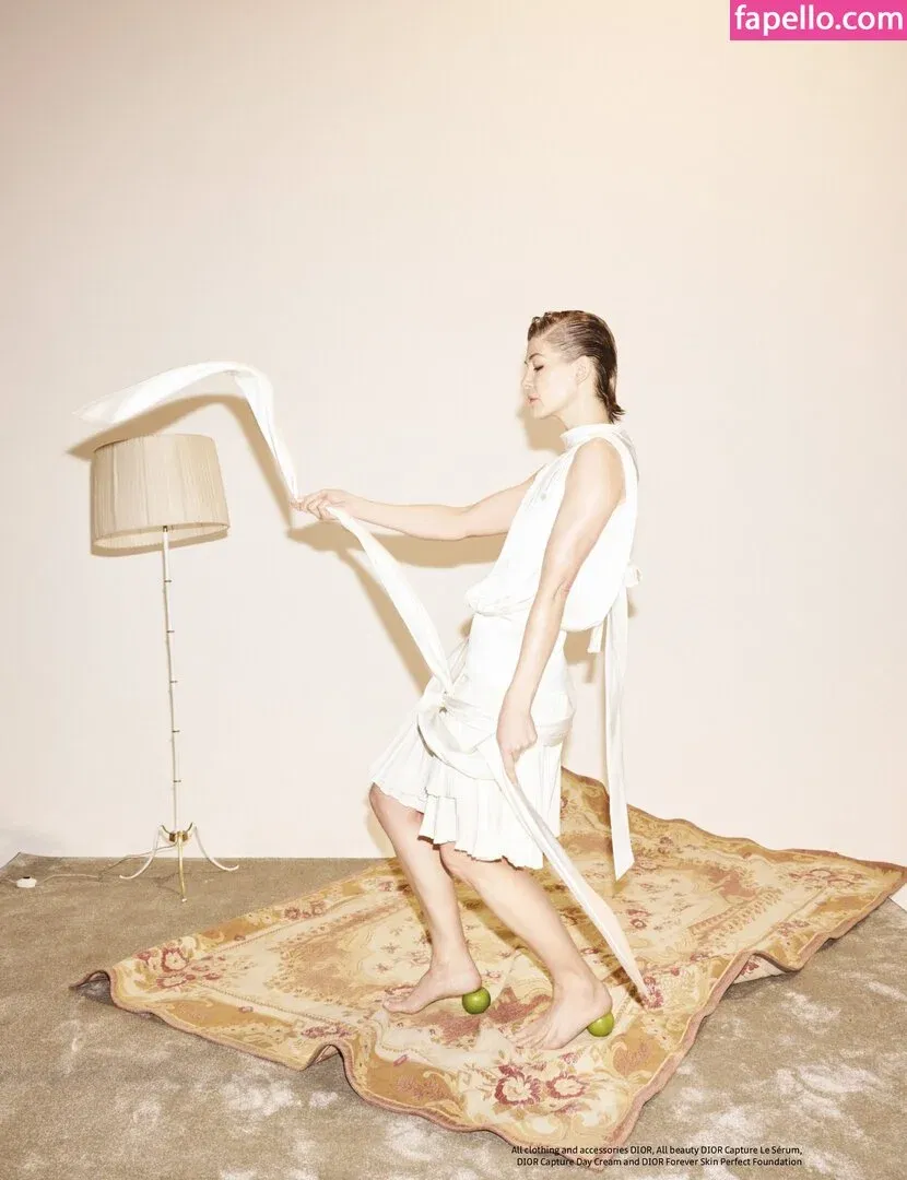 Rosamund Pike Onlyfans Photo Gallery 