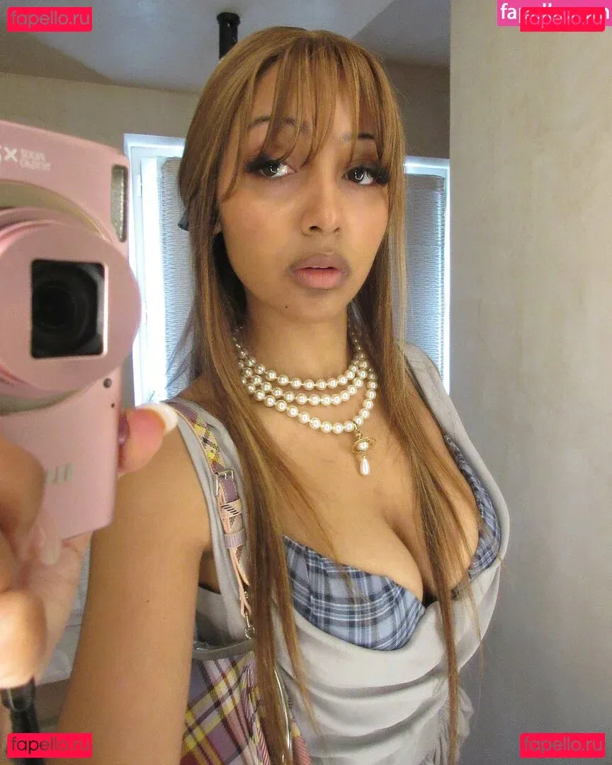 PinkPantheress Onlyfans Photo Gallery 