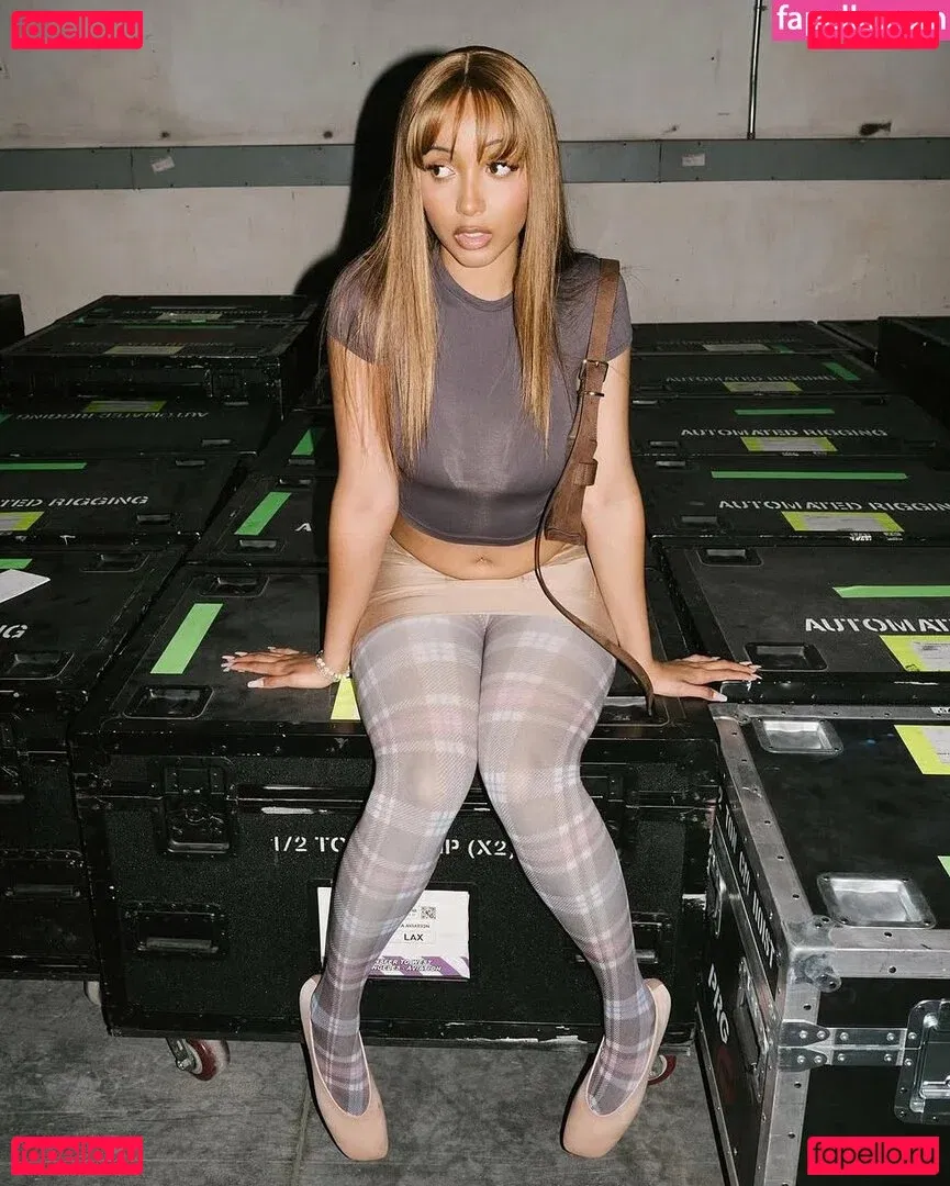 PinkPantheress Onlyfans Photo Gallery 