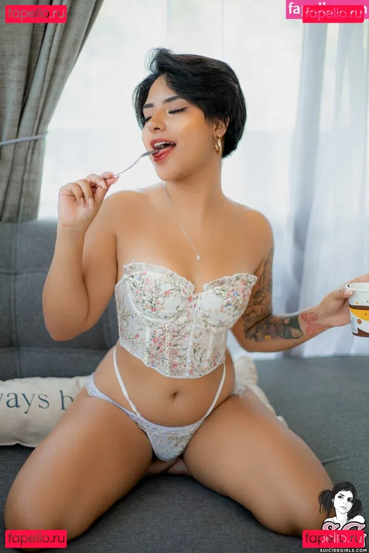 Noapetite Onlyfans Photo Gallery 