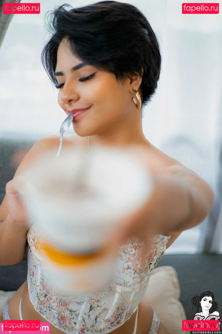 Noapetite Onlyfans Photo Gallery 