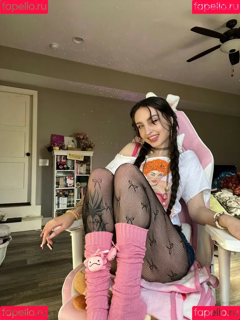 Beebee ASMR Onlyfans Photo Gallery 