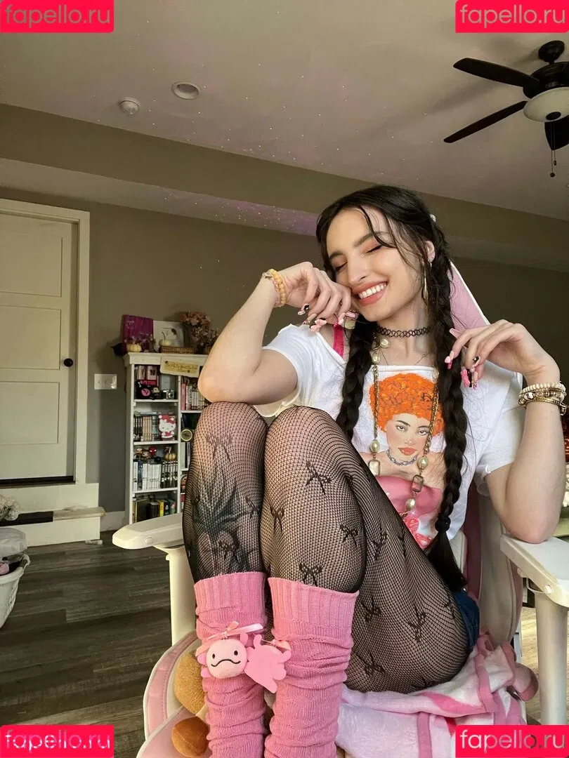 Beebee ASMR Onlyfans Photo Gallery 