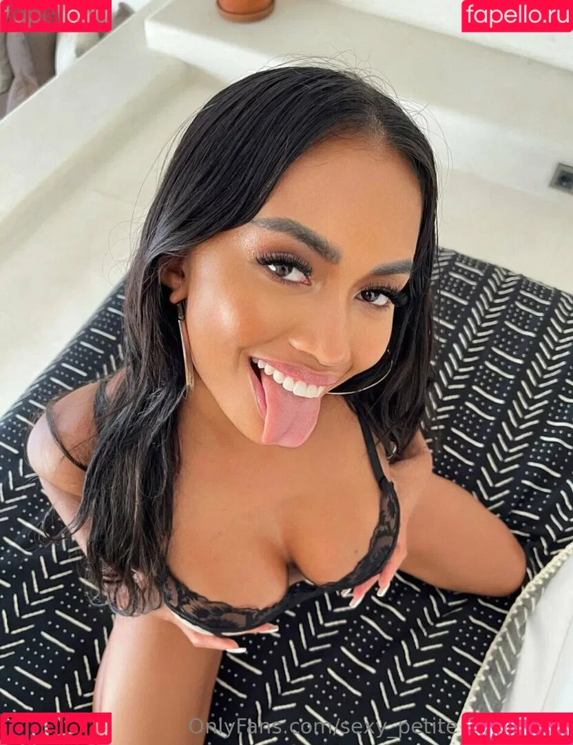 sexy_petite_asian_girl Onlyfans Photo Gallery 