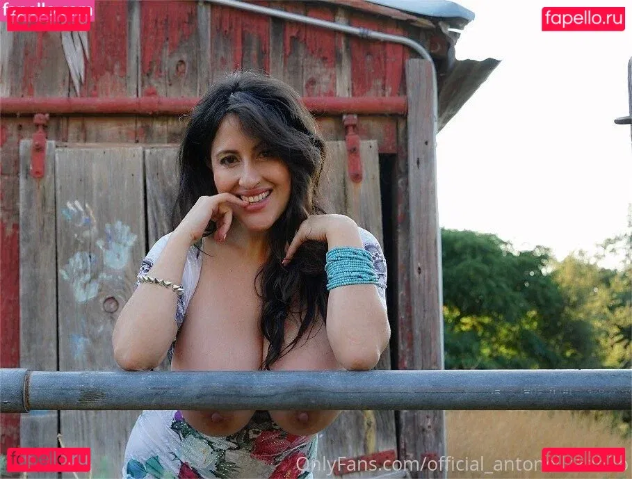 official_antonellakahllo Onlyfans Photo Gallery 