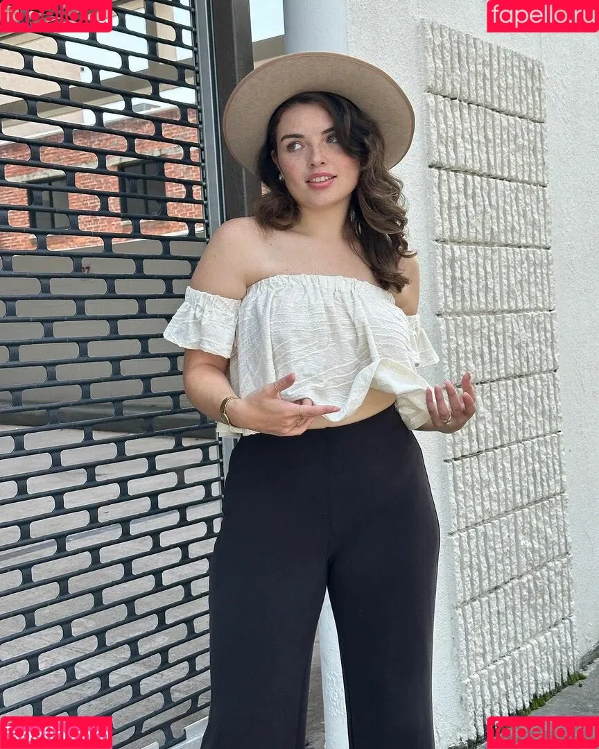 Alondra Larson Onlyfans Photo Gallery 
