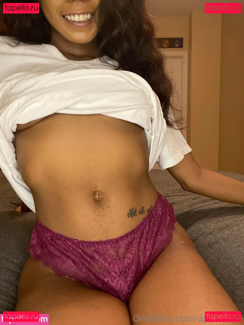 aprilraeee Onlyfans Photo Gallery 