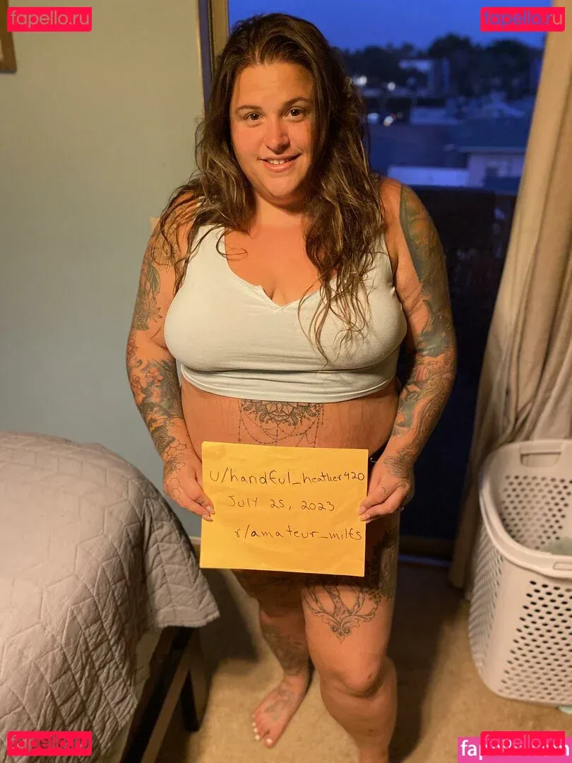 HandfulHeather Onlyfans Photo Gallery 