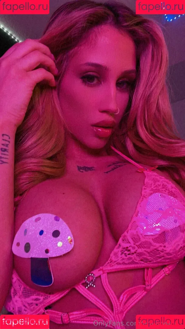 Emilyy Wild Onlyfans Photo Gallery 