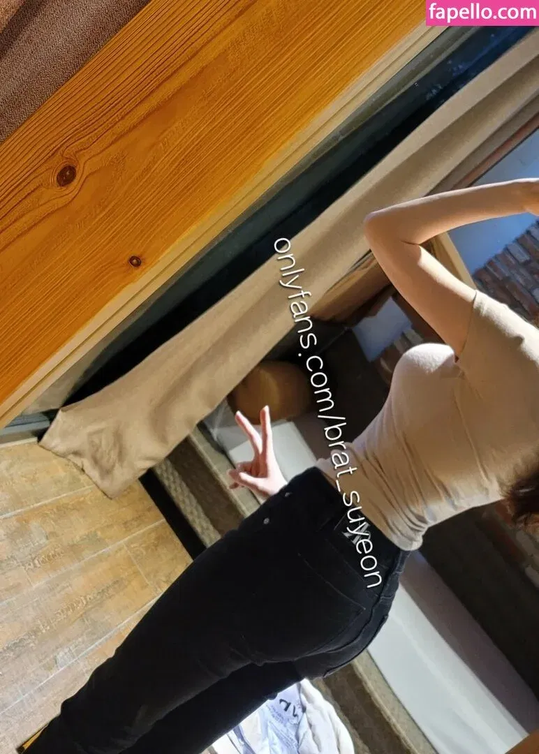BratSuyeon Onlyfans Photo Gallery 