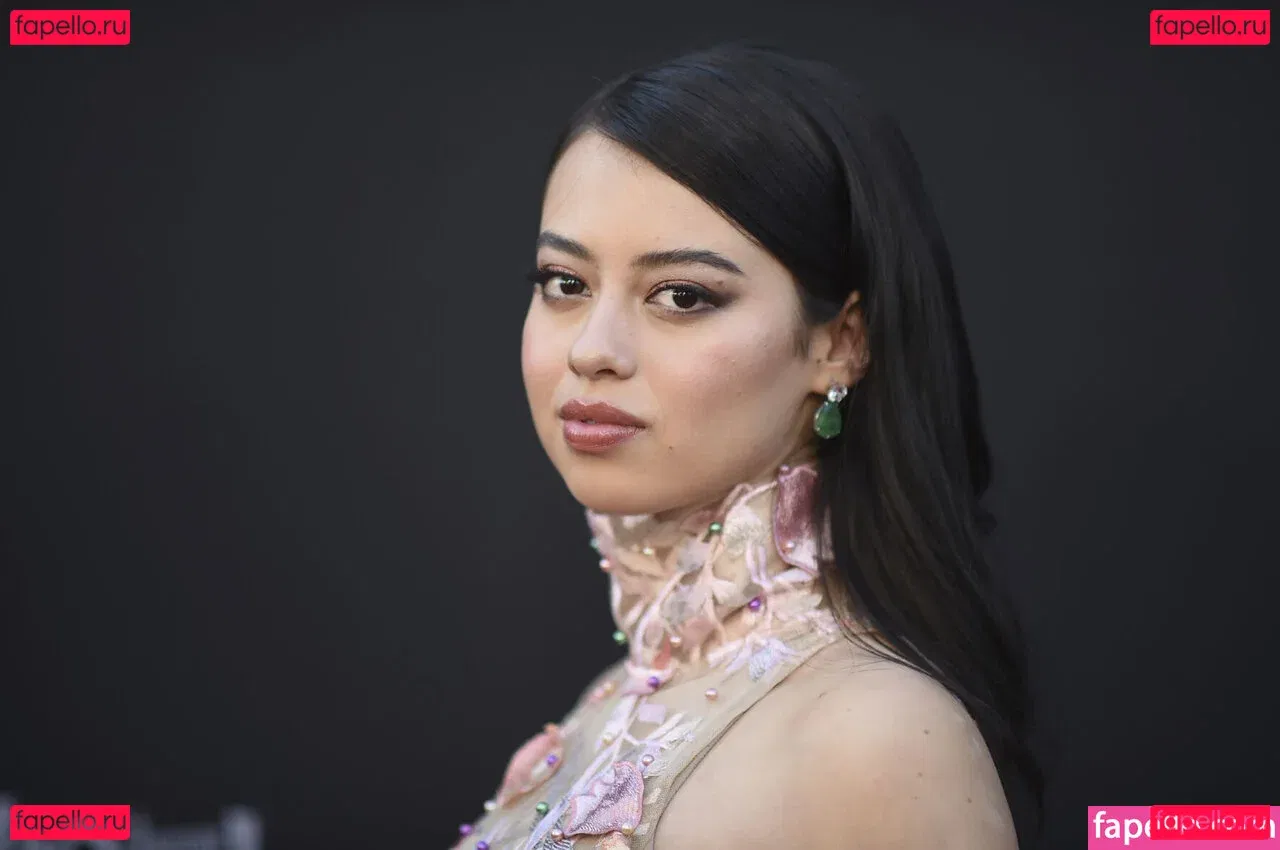 Amber Midthunder Onlyfans Photo Gallery 