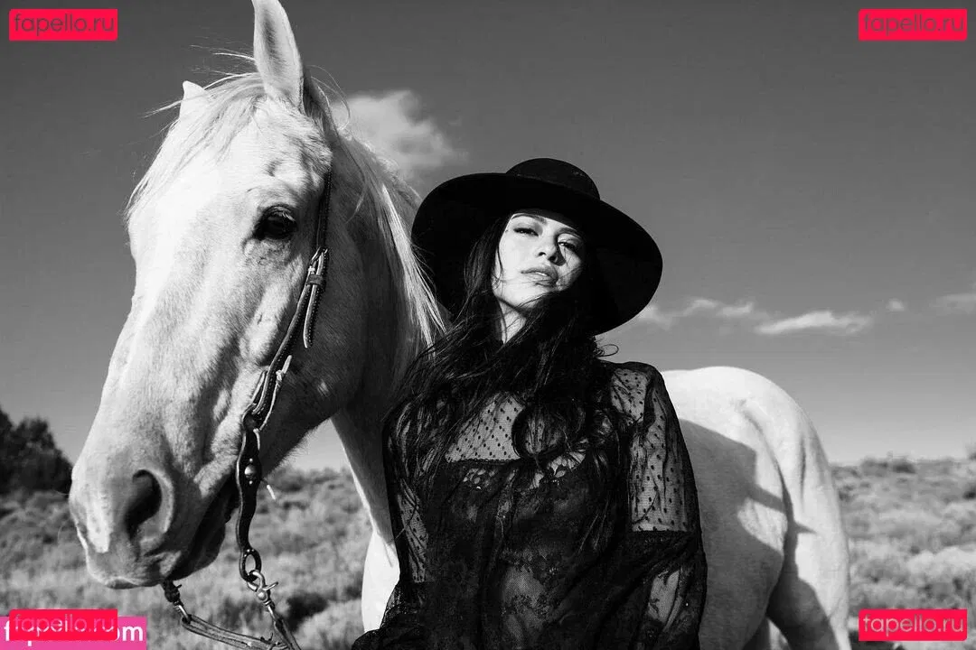 Amber Midthunder Onlyfans Photo Gallery 