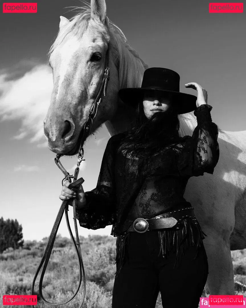 Amber Midthunder Onlyfans Photo Gallery 