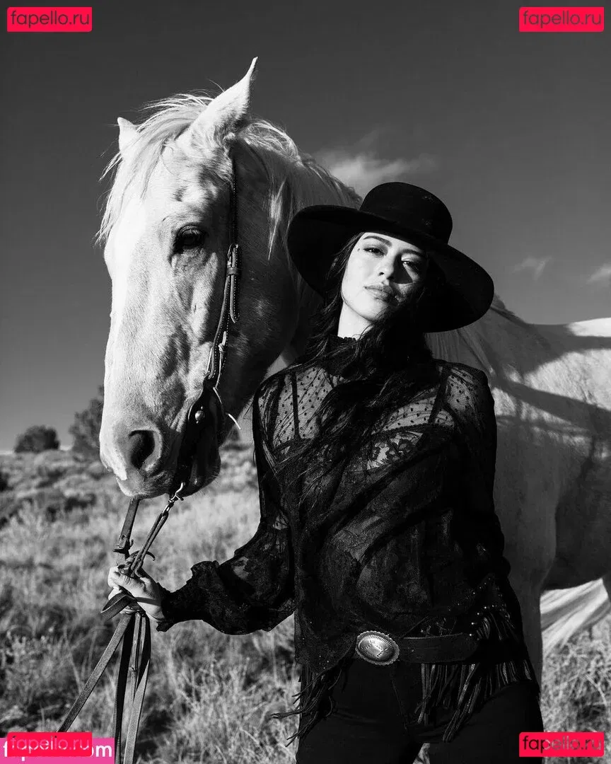 Amber Midthunder Onlyfans Photo Gallery 