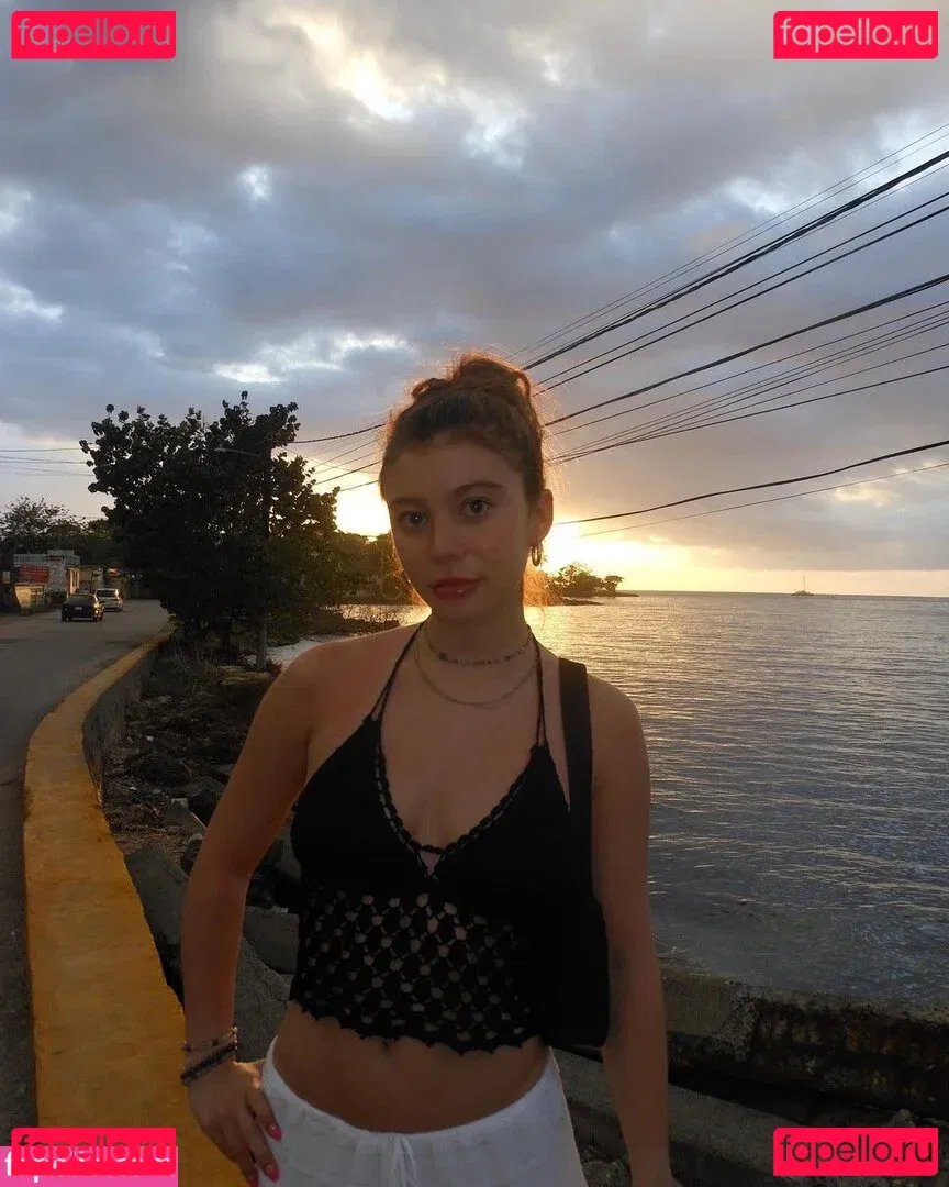 Genevieve Hannelius Onlyfans Photo Gallery 