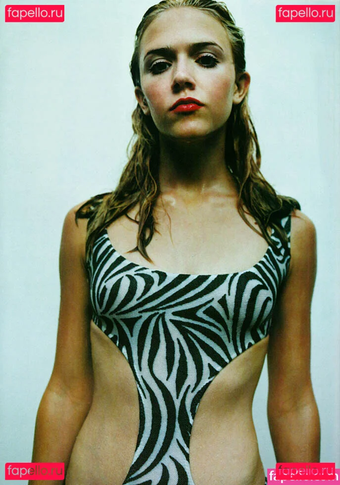 Dominique Swain Onlyfans Photo Gallery 